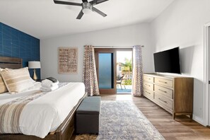 5 bedrooms, desk, free WiFi, bed sheets - The Betty Elyse | Perfect location w/ pool & loaded amenities (Scottsdale)