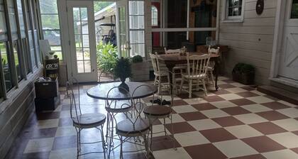 Charming 2-bedroom house in Jefferson with Sunroom
