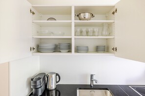 Een koelkast, een microgolfoven, een oven, een kookplaat