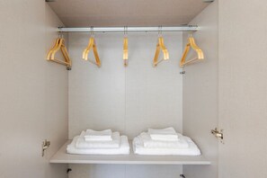 Hair dryer, towels - Blueground | Basel-Vorstaedte, view, nr Rhine (Basel)