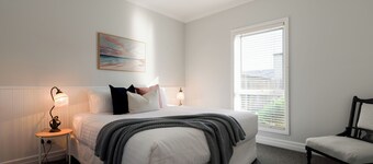 Cosy Self-Contained Unit with QBed, Parking & Wifi