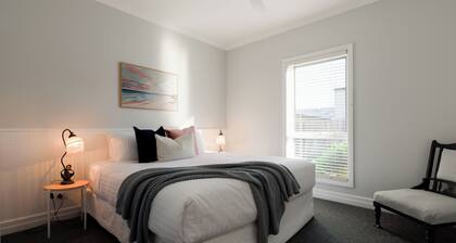 Cosy Self-Contained Unit with QBed, Parking & Wifi