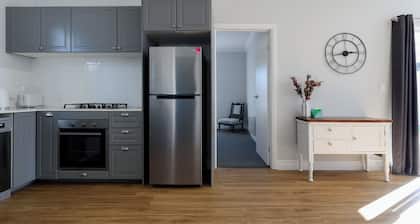 Cosy Self-Contained Unit with QBed, Parking & Wifi