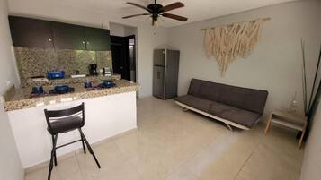 Habitación familiar con 2 camas individuales, patio | Escritorio, espacio para trabajar con laptop y wifi gratis