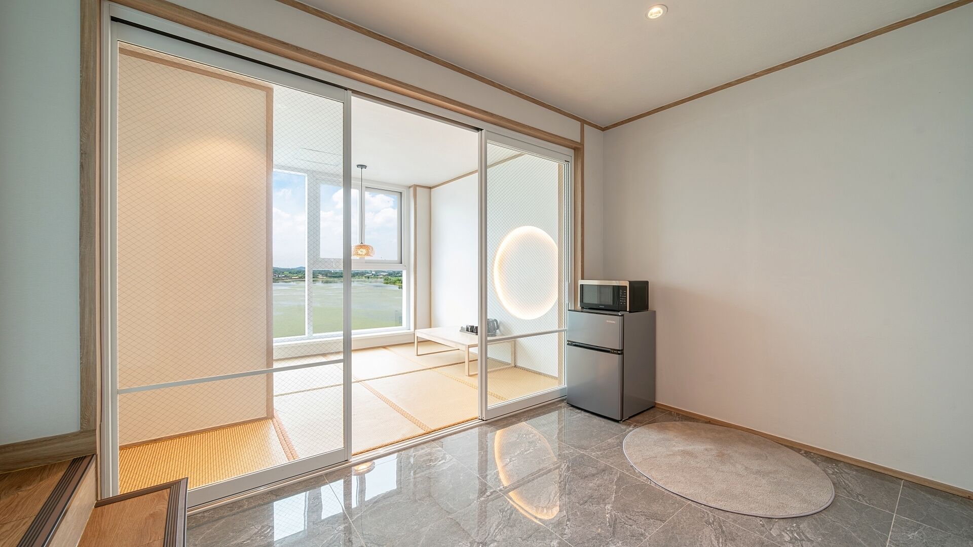 Una cocina moderna con microondas integrado y un refrigerador pequeño.