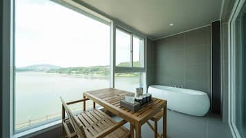 Deluxe Family Twin A | In-room dining
