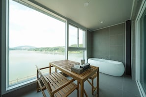 Deluxe Family Twin A | In-room dining