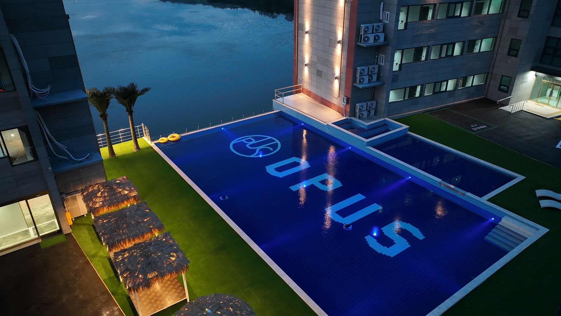 季節限定屋外プール、営業時間 8:00 ～ 21:00、プール パラソル