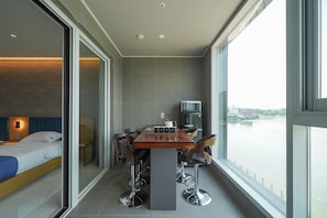 Deluxe Family Twin B | In-room dining