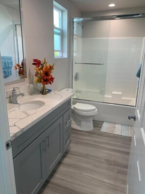 Family Room, Multiple Beds, Non Smoking | Bathroom | Combined shower/tub, toilet paper
