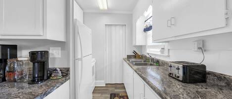 Een koelkast, een microgolfoven, een oven, een kookplaat