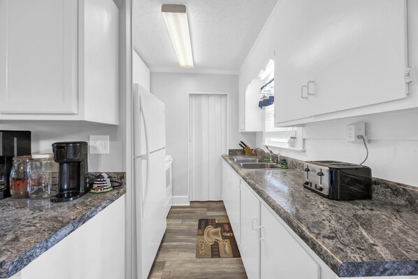 ثلاجة، ميكروويف، فرن، موقد طهي مسطح