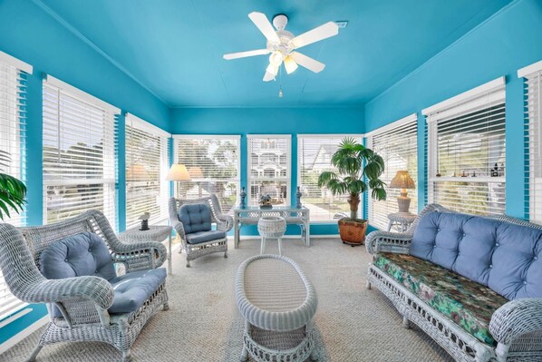 Smart TV - Peaceful Pet Friendly Beach Home-Golf Cart Friendly (North Myrtle Beach)