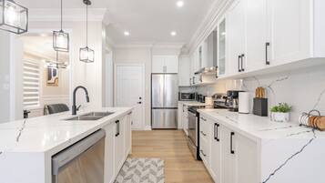 Een koelkast, een microgolfoven, een oven, een kookplaat