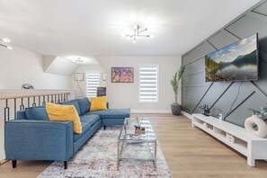 Smart-TV, peis og bøker