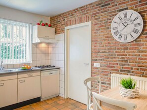 Kühlschrank, Geschirrspüler, Kochgeschirr/Geschirr/Besteck