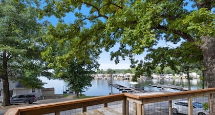Lakefront Home in a Quiet Cove, Private Dock, Outdoor Dining & Fishing