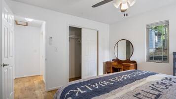 2 habitaciones, escritorio, tabla de planchar con plancha y wifi gratis