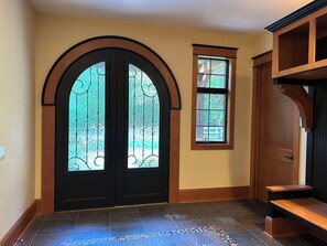 المنشأة من الداخل