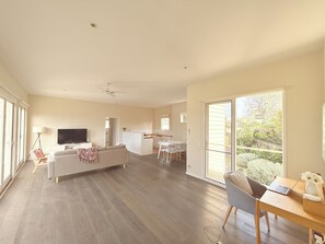 Smart TV - Coastal Retreat - 2 minutes to Sorrento beach and local restaurants and shops (Sorrento)