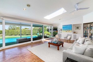 Smart TV - Coastal Retreat - 2 minutes to Sorrento beach and local restaurants and shops (Sorrento)