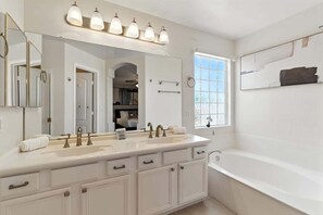 Shower, hair dryer, towels, shampoo - Birdie-Private Pool & BBQ-4 Mins TPC Scottsdale (Scottsdale)