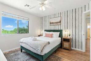 Bügeleisen/Bügelbrett, Reisekinderbett, kostenloses WLAN, Bettwäsche