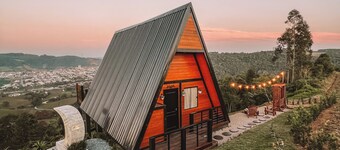 Crescent Moon Cabin, close to everything, far from everyone! Comfort and privacy!
