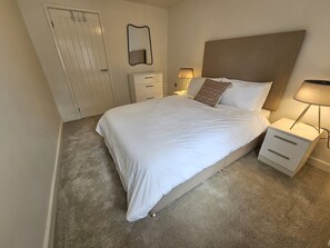 4 bedrooms, bed sheets - The Old Forge – Countryside 4-bed home near Bath, the Cotswolds and Stonehenge (Chippenham)