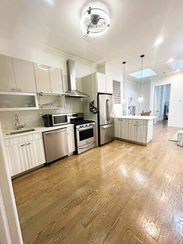 Serene Sunny Spacious 3-bedroom apartment with – Near Subway, Shops & Dining