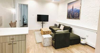 Serene Sunny Spacious 3-bedroom apartment with – Near Subway, Shops & Dining