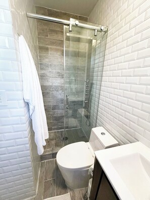 Regadera, toallas, jabón, papel de baño