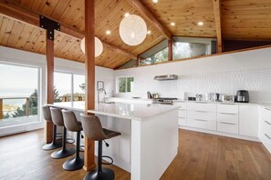 Mikrobølgeovn, ovn, kokeplater og oppvaskmaskin