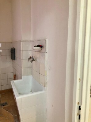 Haartrockner, Bidet, Handtücher, Seife