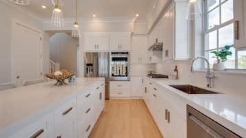 Luxury House, Sea View | Private kitchen