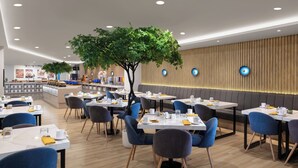Un restaurant moderne avec des tables rondes, des chaises bleues et un arbre au centre.