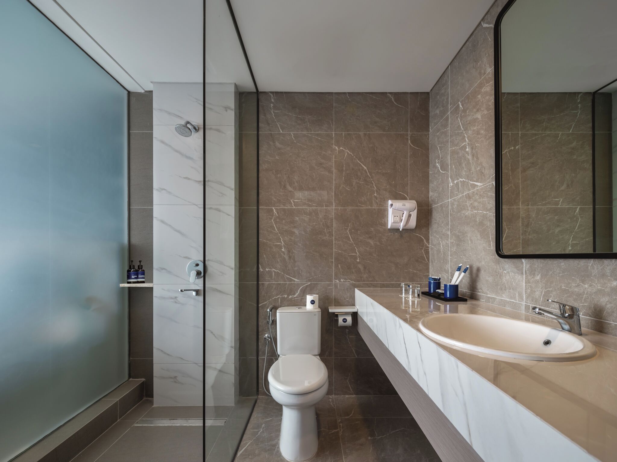Habitación Premier | Baño | Ducha, artículos de higiene personal gratuitos y secador de pelo