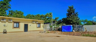 2-Bedroom, 1-Bathroom villa with AC, WiFi, and Free Parking!