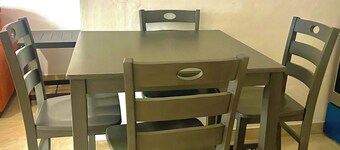 2-Bedroom, 1-Bathroom villa with AC, WiFi, and Free Parking!