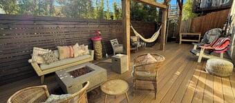 
Sunny boho retreat with deck & stylish hot tub