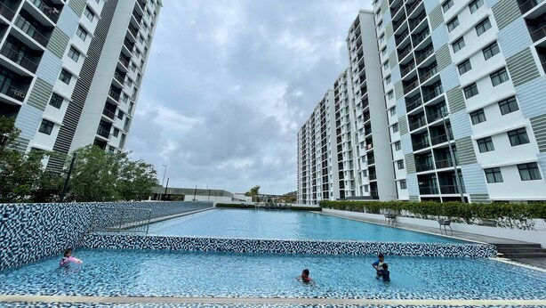 Una piscina rodeada de edificios residenciales altos.
