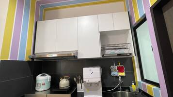 Een koelkast, een magnetron, een kookplaat, een kinderstoel