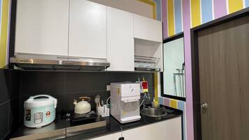 Kühlschrank, Mikrowelle, Herdplatte, Hochstuhl