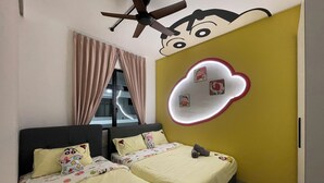 Un dormitorio con dos camas, ventilador de techo, ventana con cortinas y pared decorada con personajes de dibujos animados.
