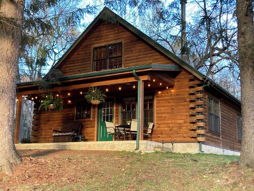 Timber Haven - Serene year-round log home getaway with gas fireplace, HVAC, WiFi