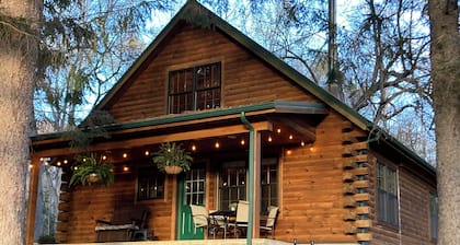 Timber Haven - Serene year-round log home getaway with gas fireplace, HVAC, WiFi
