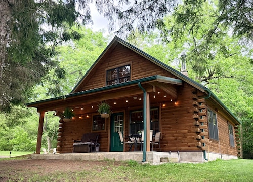 Timber Haven - Serene year-round log home getaway with gas fireplace, HVAC, WiFi