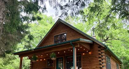 Timber Haven - Serene year-round log home getaway with gas fireplace, HVAC, WiFi