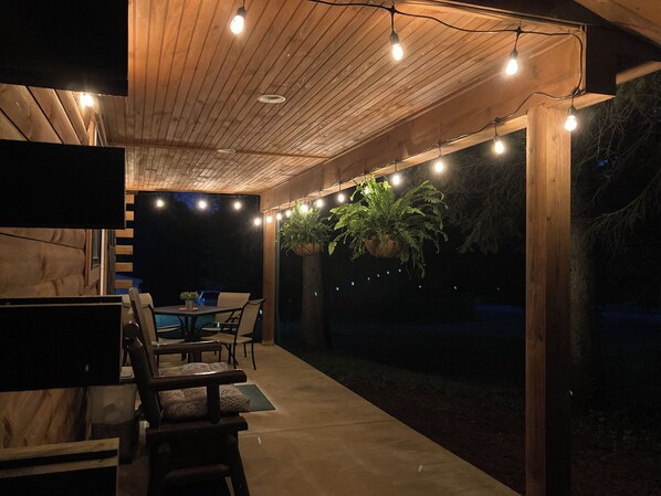 Outdoor dining - Timber Haven - Serene year-round log home getaway with gas fireplace, HVAC, WiFi (Cohocton)