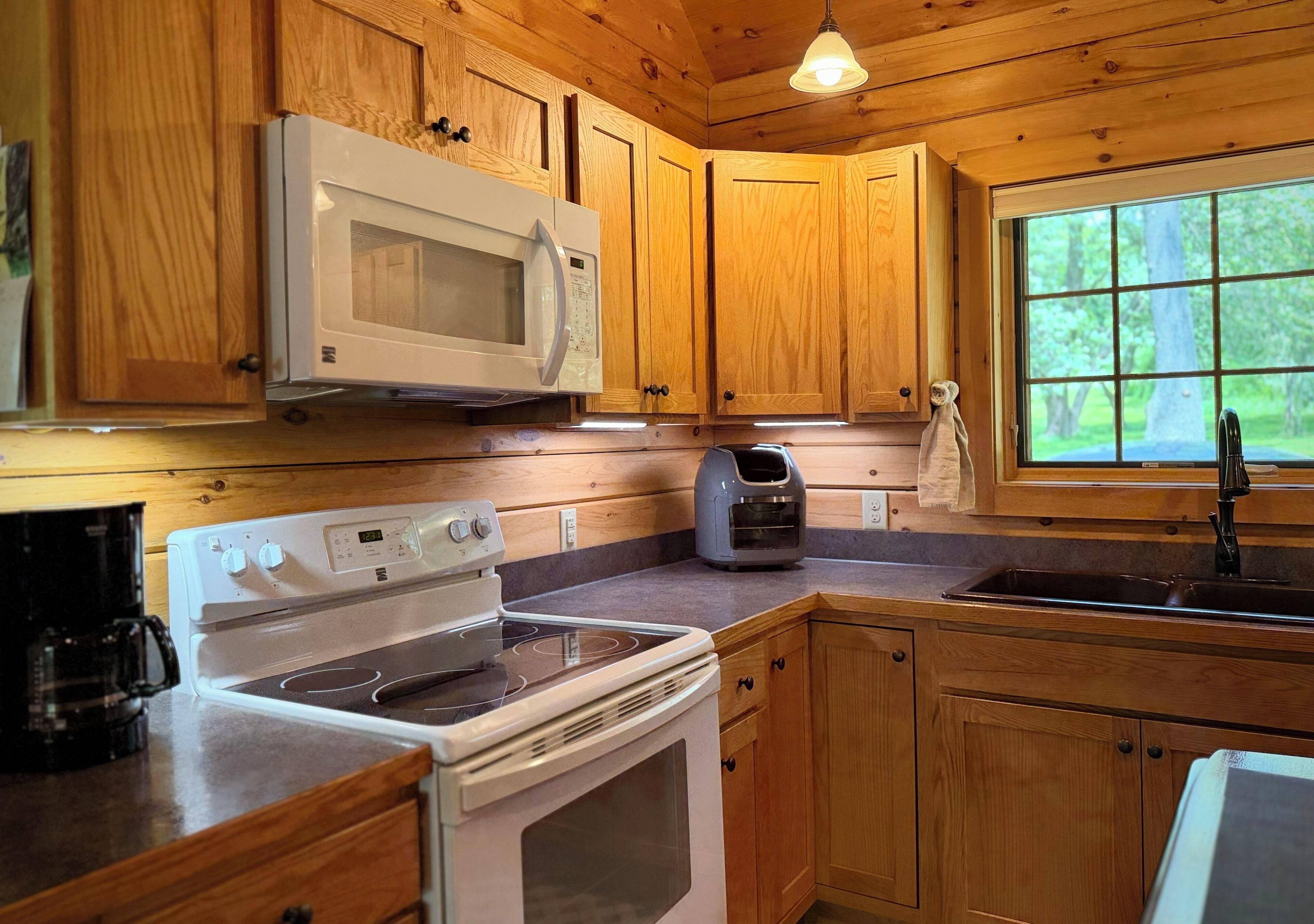 Coffee/tea maker, fridge, microwave, oven
